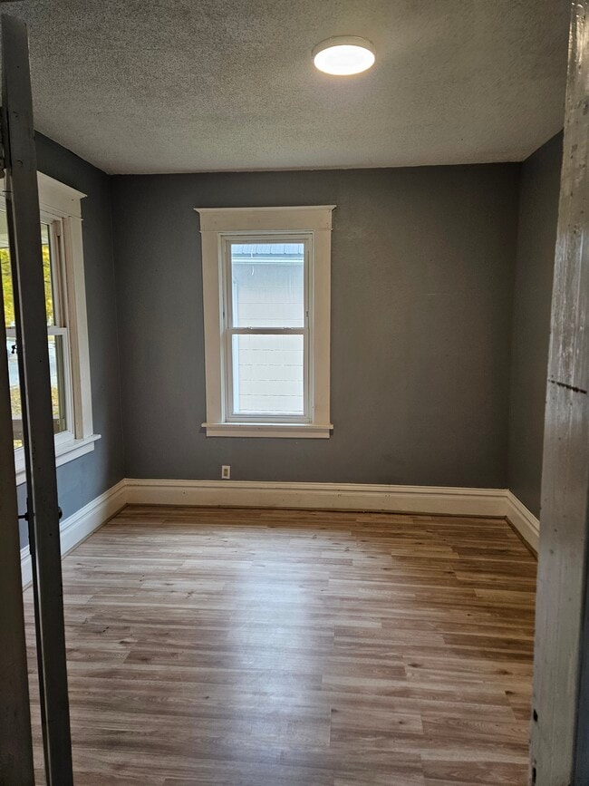 Building Photo - 302 7th Ave