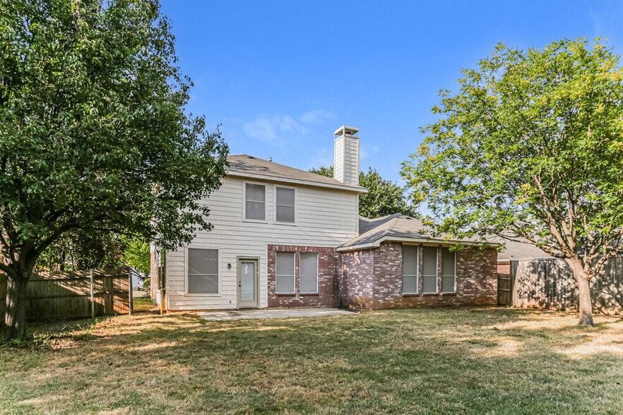 Building Photo - 1630 Redwood Dr