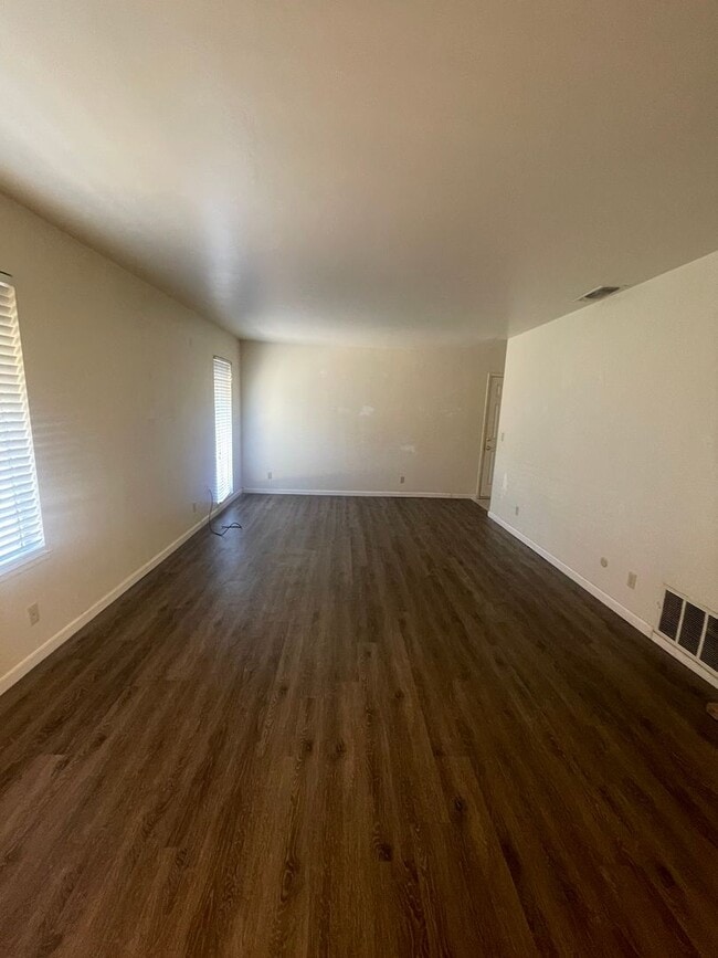 Building Photo - Updated 4bed/2 bath home in South Sac