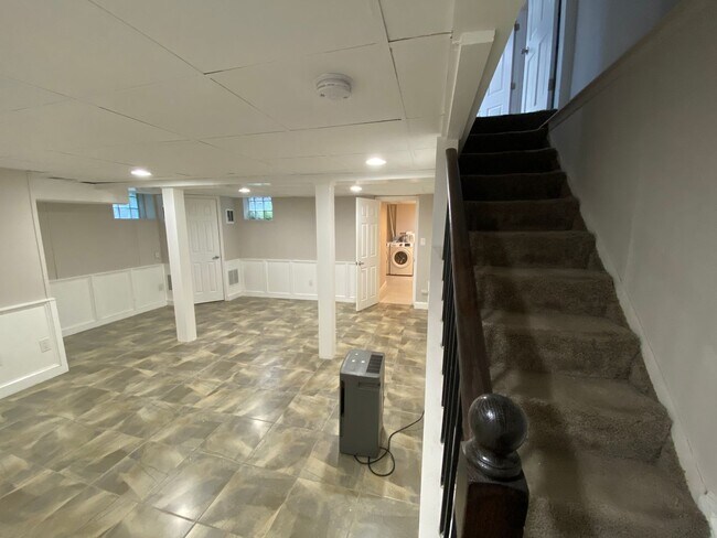 Building Photo - Spacious 5Bed/3.5Bath Townhome in Prime To...