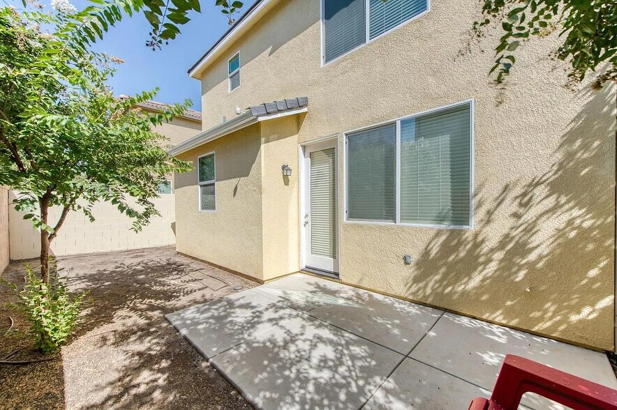 Building Photo - 1304 Royalty Way