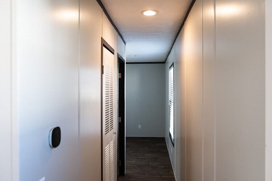 Building Photo - 111 Palomino Dr