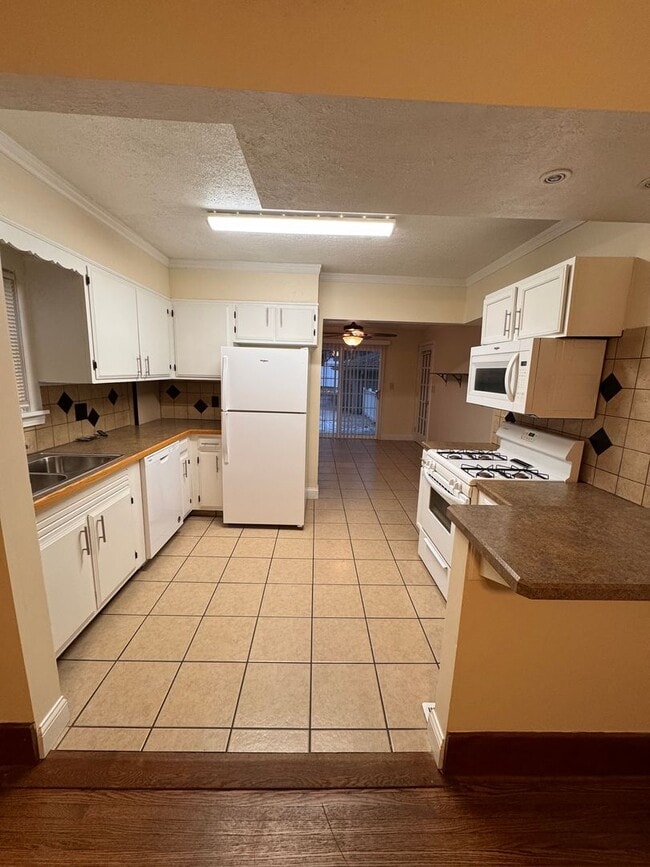 Building Photo - 853 Lawrence Ave