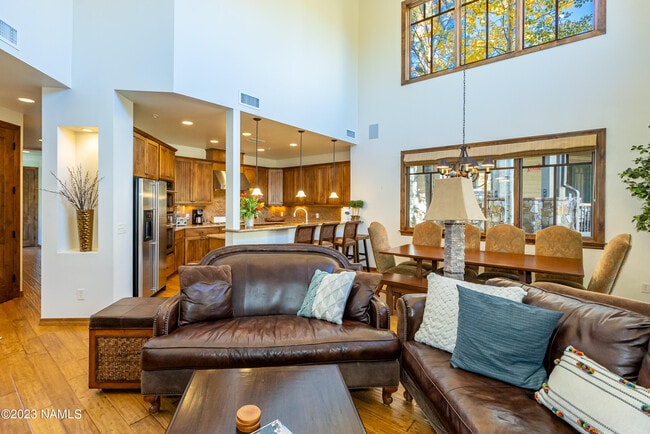 Building Photo - 1507 E Castle Hills Dr