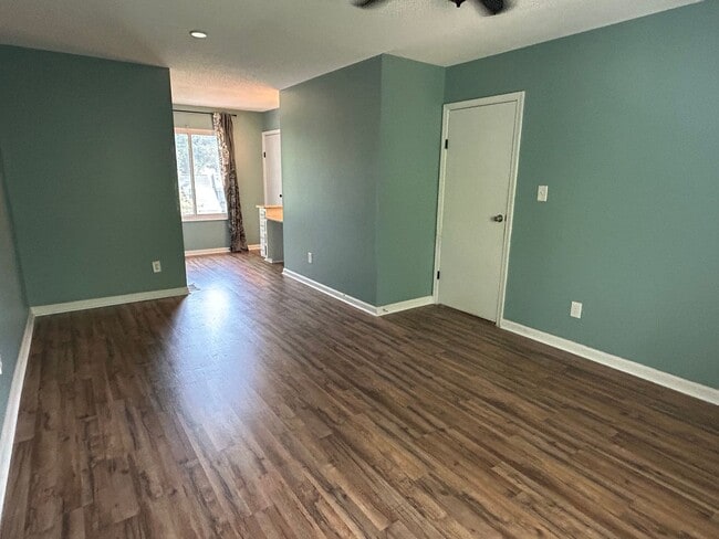 Building Photo - Wonderful 4 bed, 2.5 bath Single Family Ho...