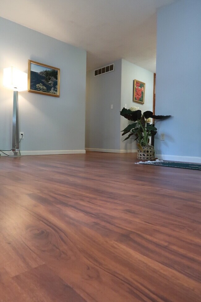 Building Photo - 9580 Sunnyside Road