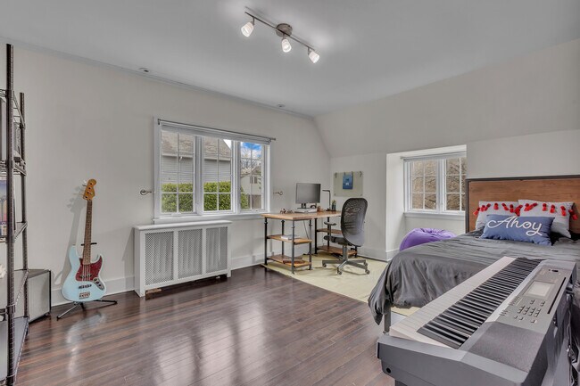 Building Photo - 42 Tanglewylde Ave