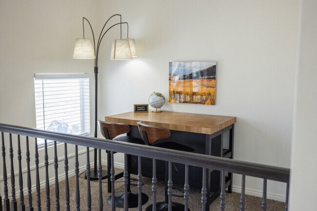 Building Photo - 924 Lowell Ave S