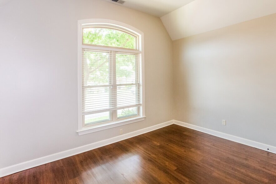 Building Photo - 7397 Brentridge Dr