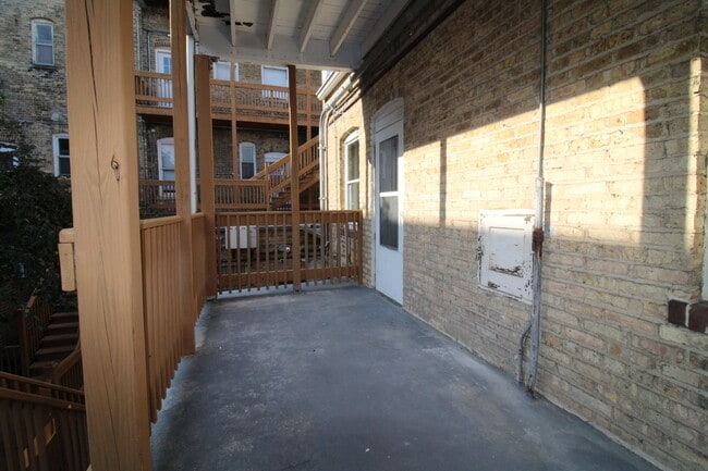 Building Photo - 622 N Western Ave