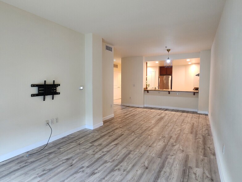 Living/Dining Room - 423 7th St
