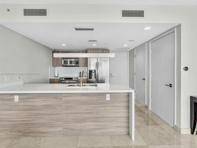 Building Photo - 665 NE 25th St