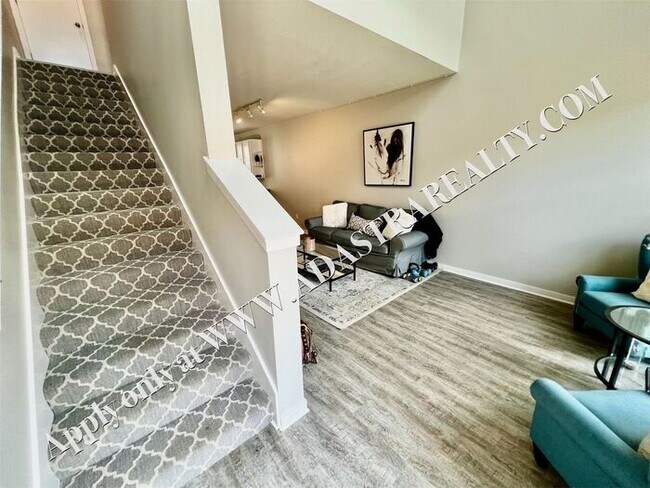 Building Photo - Beautiful 2 Bed 2.5 Bath Townhome Near The Plaza - Available NOW!!