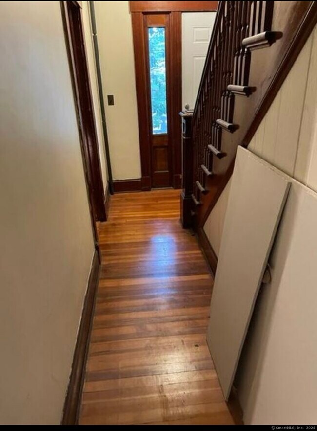 Building Photo - 350 Center St