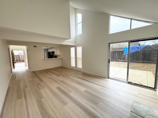 Building Photo - Great Shape Townhome in Pleasanton with shared driveway