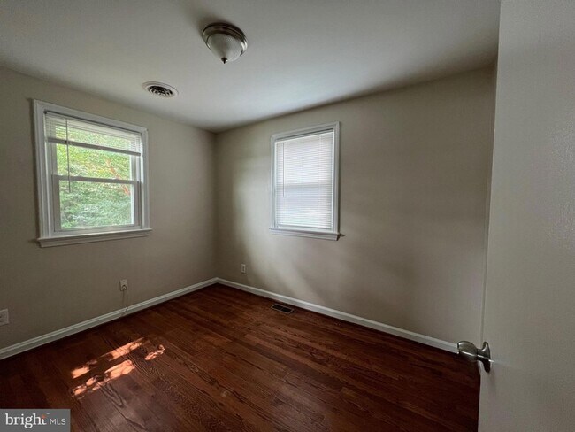 Building Photo - 504 Walnut Dr