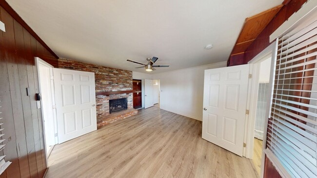 Building Photo - Large 7 Bedroom house on Dorothy - Steps off Campus!!