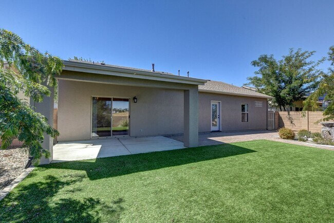 Building Photo - 5879 N Bronco Ln