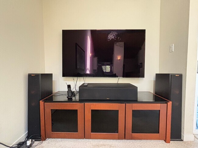 Building Photo - STUNNING NEWLY REMODELED CONDO WITH POOL &...