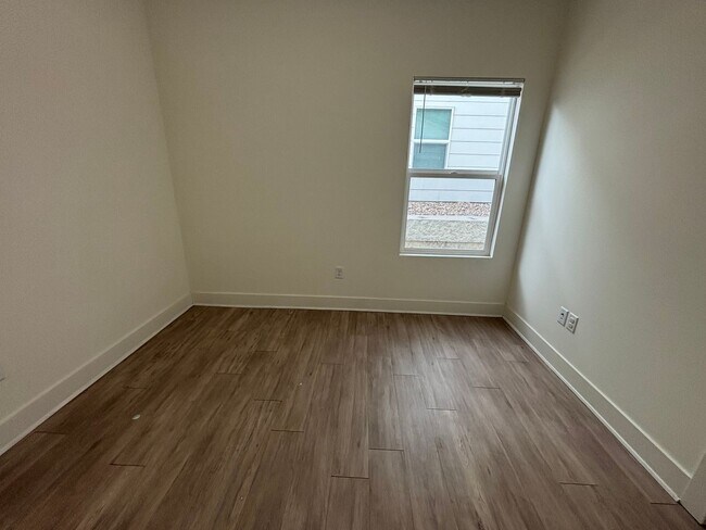 Building Photo - 1717/19 Hickory Creek