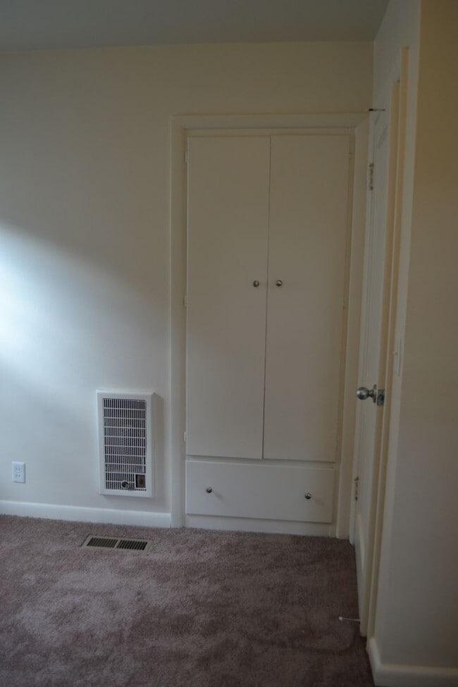 Building Photo - Quaint two-bedroom charmer in Northeast Salem