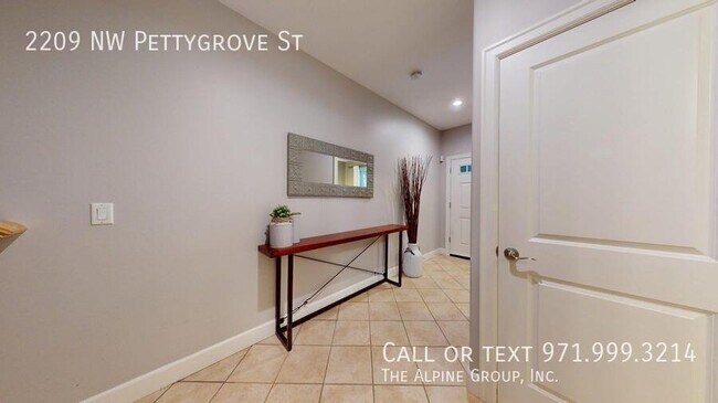Building Photo - 2209 NW Pettygrove St