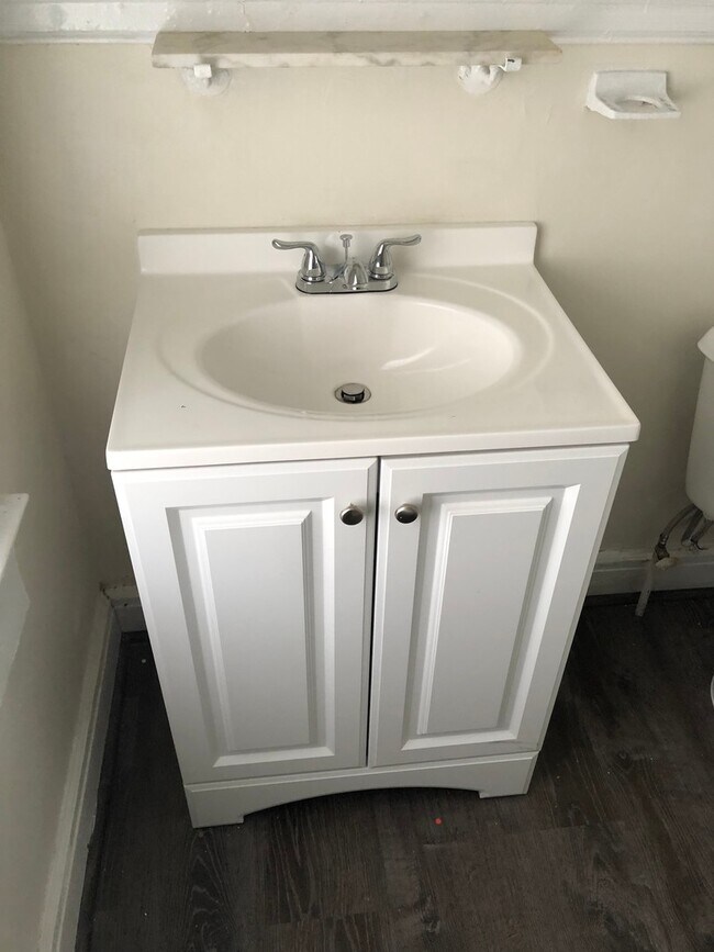 Building Photo - $1,600 - Newly Renovated 3 Bedroom Home With Study