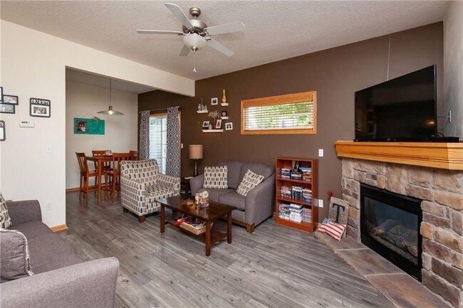 Building Photo - 946 Red Hawk Way SE