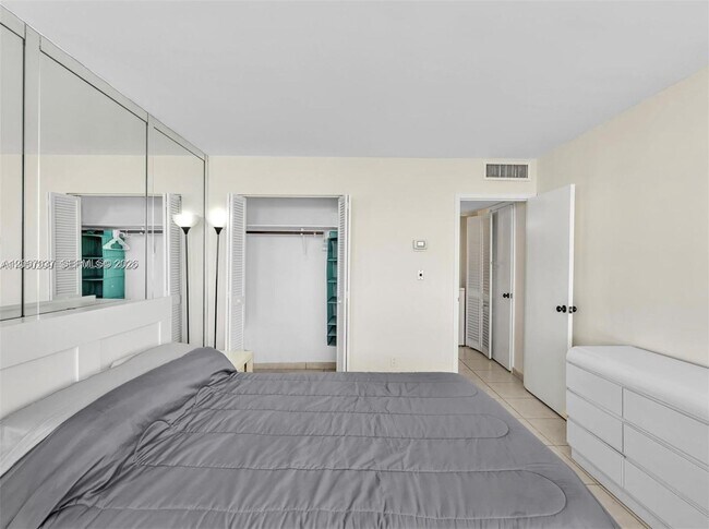 Building Photo - 3140 S Ocean Dr