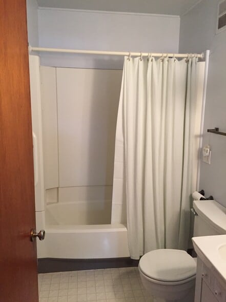 Full Bathroom - 1201 Hollyview Dr