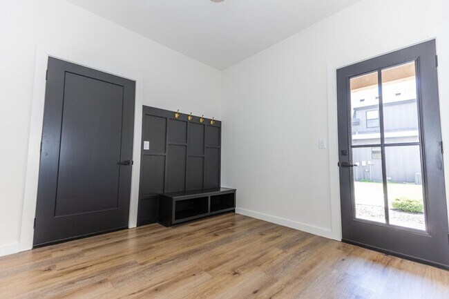 Building Photo - Executive Property located in Republic with a "furnished option" Don't miss this showstopper!!