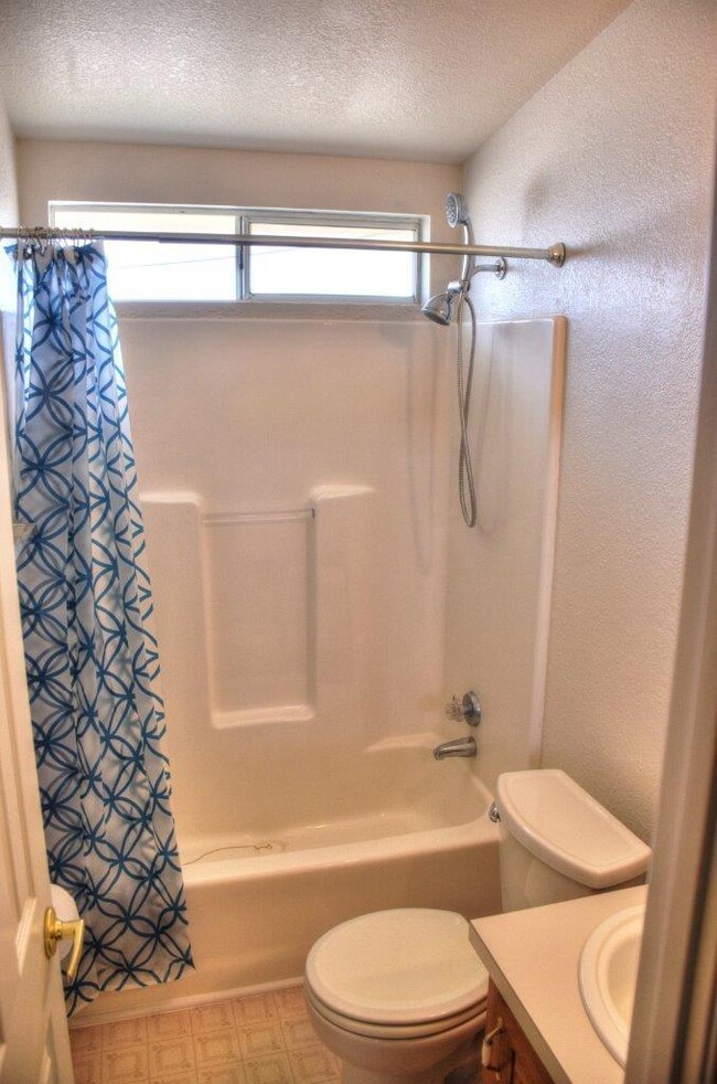 Building Photo - Roomy Dayton Three Bedroom with Oversized ...