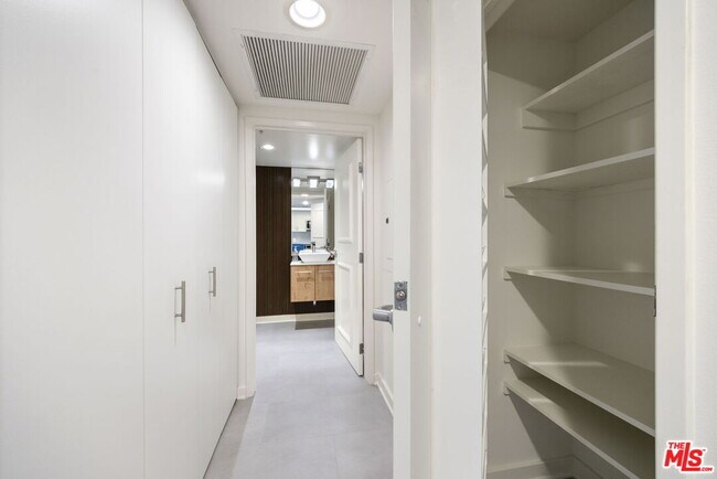 Building Photo - 13700 Marina Pointe Dr