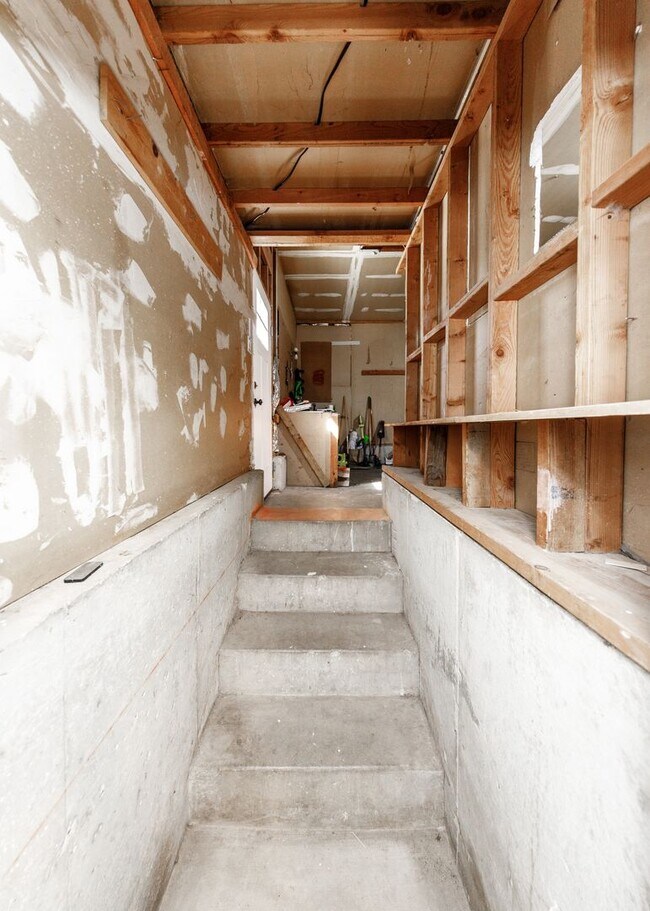 Building Photo - Charming 3 Bed Home Centrally located, Lar...