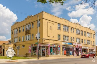Building Photo - Renovated Belmont Gardens/Kelvyn Park Apar...