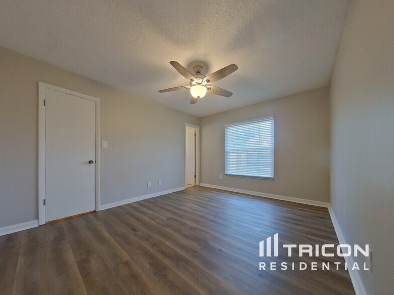 Building Photo - 854 N Jerico Dr