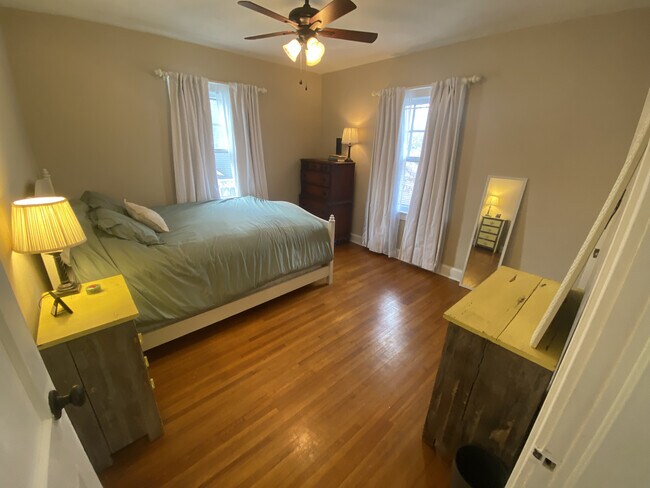 Building Photo - 930 E 56th St