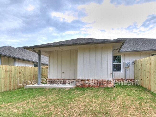 Building Photo - 3703 N Divis Ave