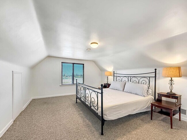 Building Photo - 1430 W Hendrickson Rd