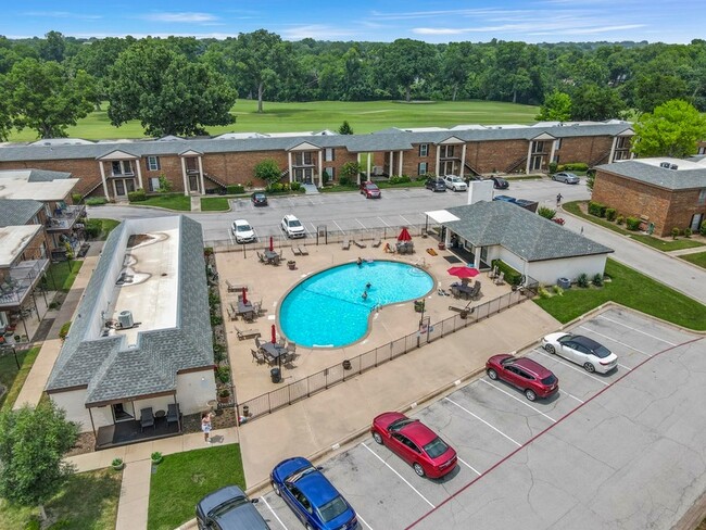 Building Photo - 4002 Ridglea Country Club Dr