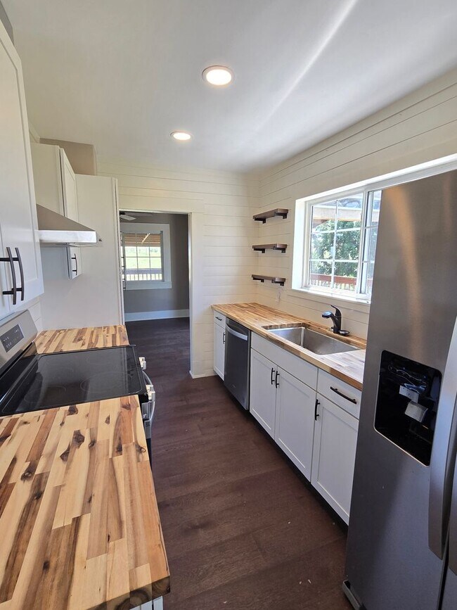 Building Photo - 2 Bedroom Ranch home- HORSES ALLOWED