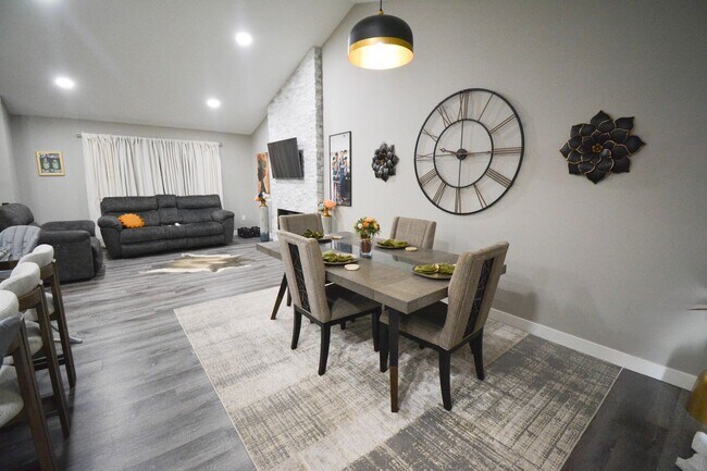 Building Photo - 5 Bed | 3 Bath | Luxury Living at Its Finest