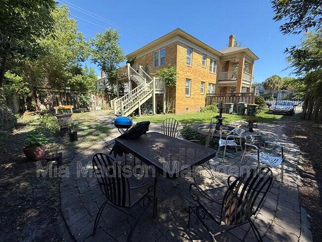 Building Photo - 501 Maupas Ave