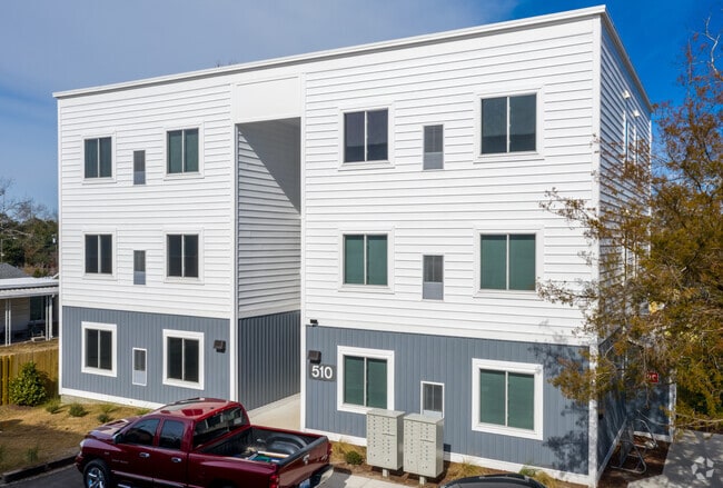 Building Photo - Cargo North