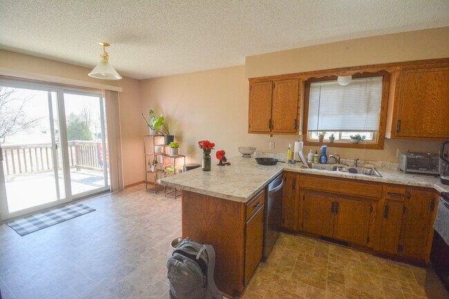 Building Photo - End-of-Cul de Sac 4 Bed 2 Bath Available f...