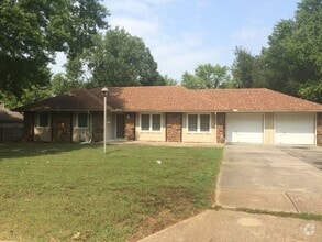 Building Photo - Perfect Location - Kickapoo High School - ...