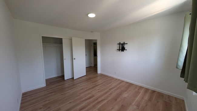 Building Photo - Modern Top Floor Condo, Newly Remodeled -U...