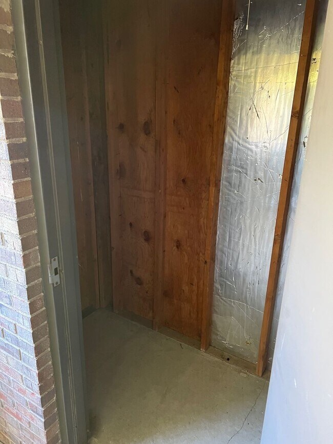 Building Photo - Luxury Two-Bedroom, Stainless Appliances, ...