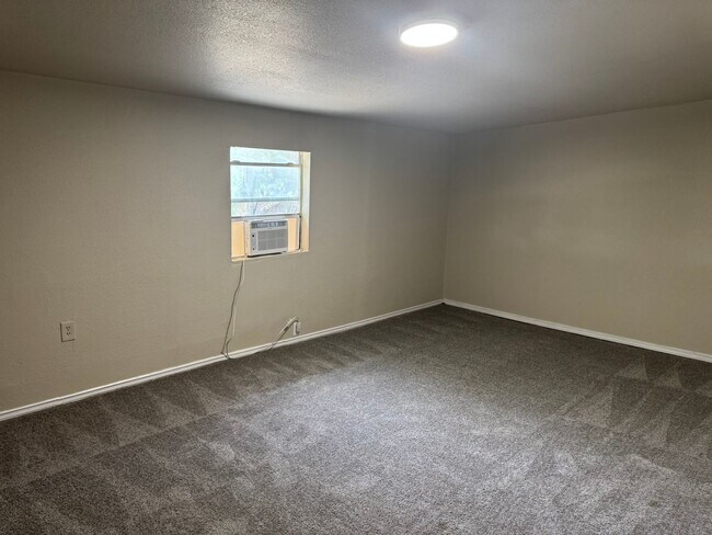 Building Photo - Move In Ready! Charming Corner Lot Home wi...