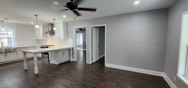 Building Photo - 105 Mable St